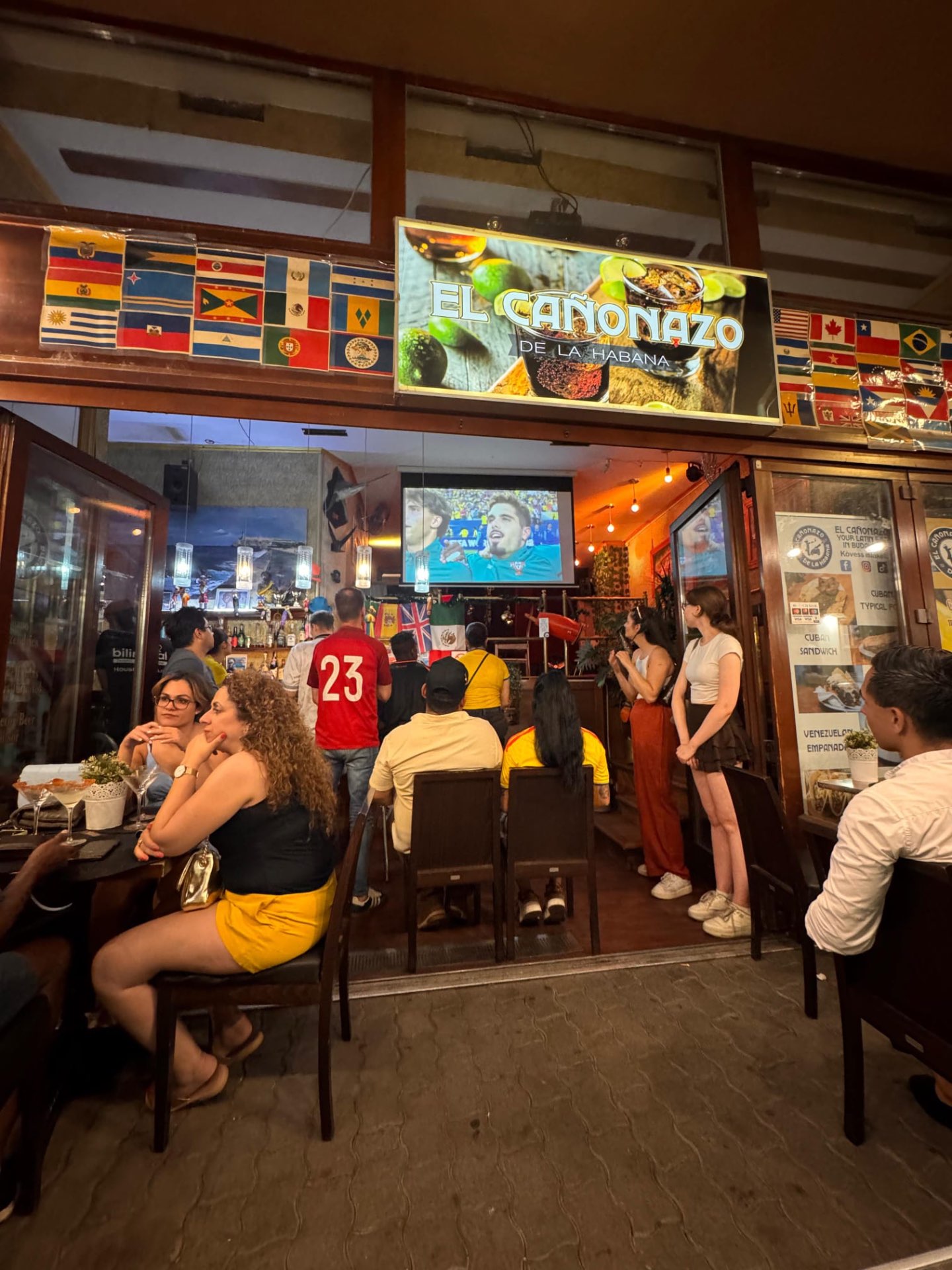 Fachada de El Cañonazo de la Habana con clientes viendo fútbol