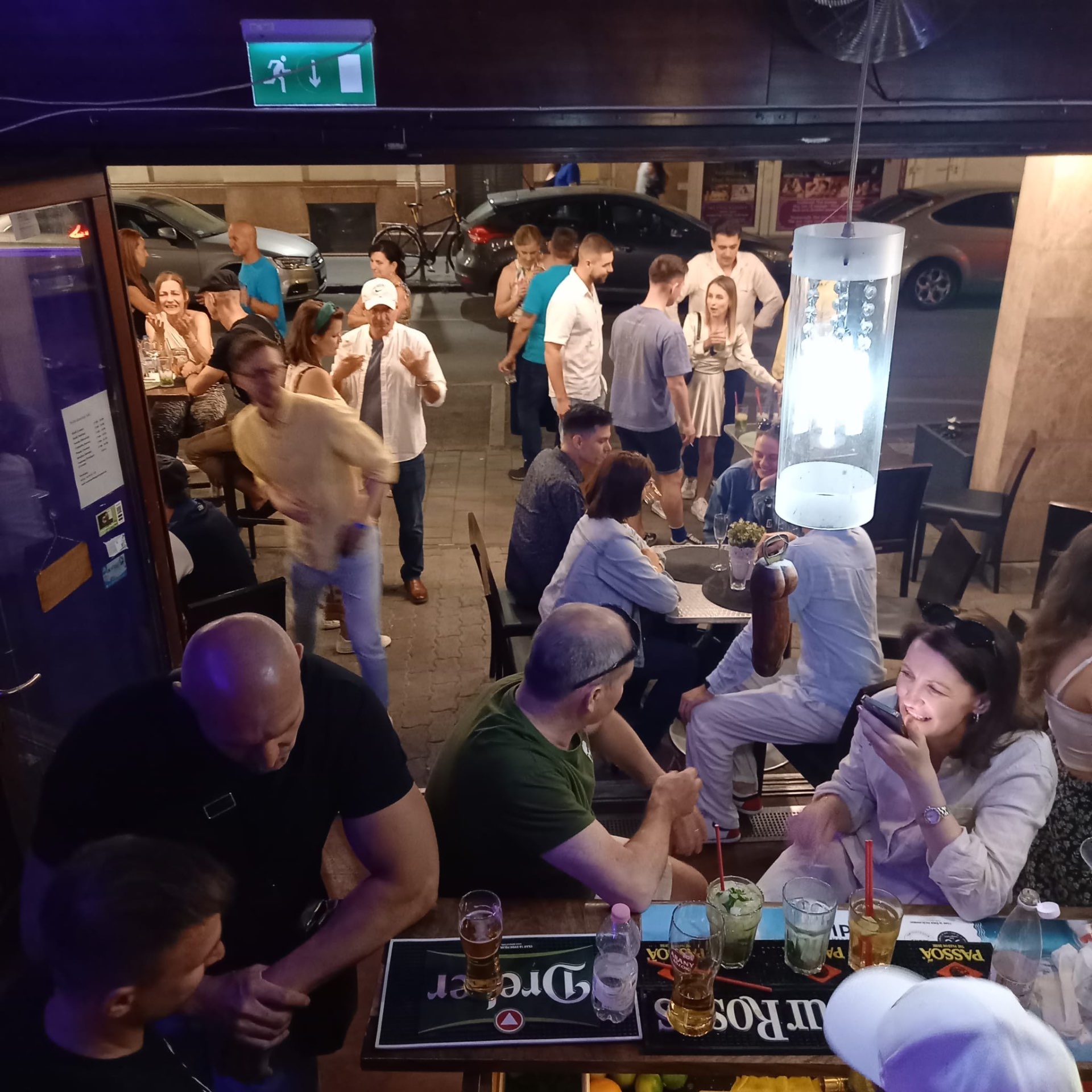 Fiesta y baile en el bar