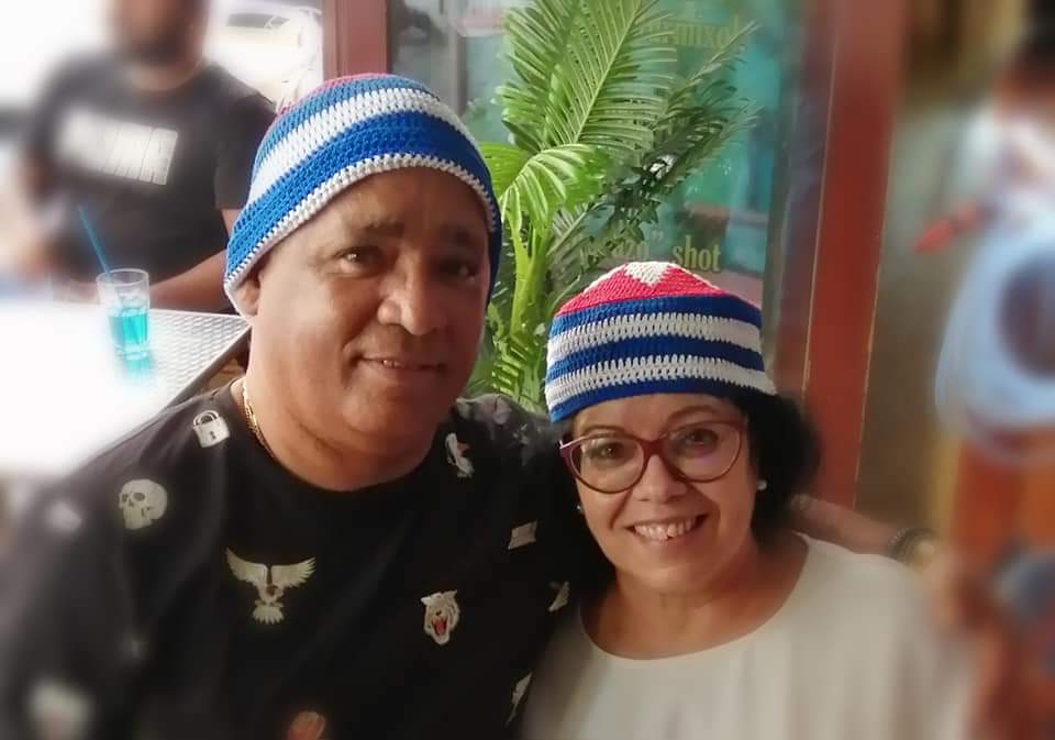 Los dueños del bar con gorros cubanos