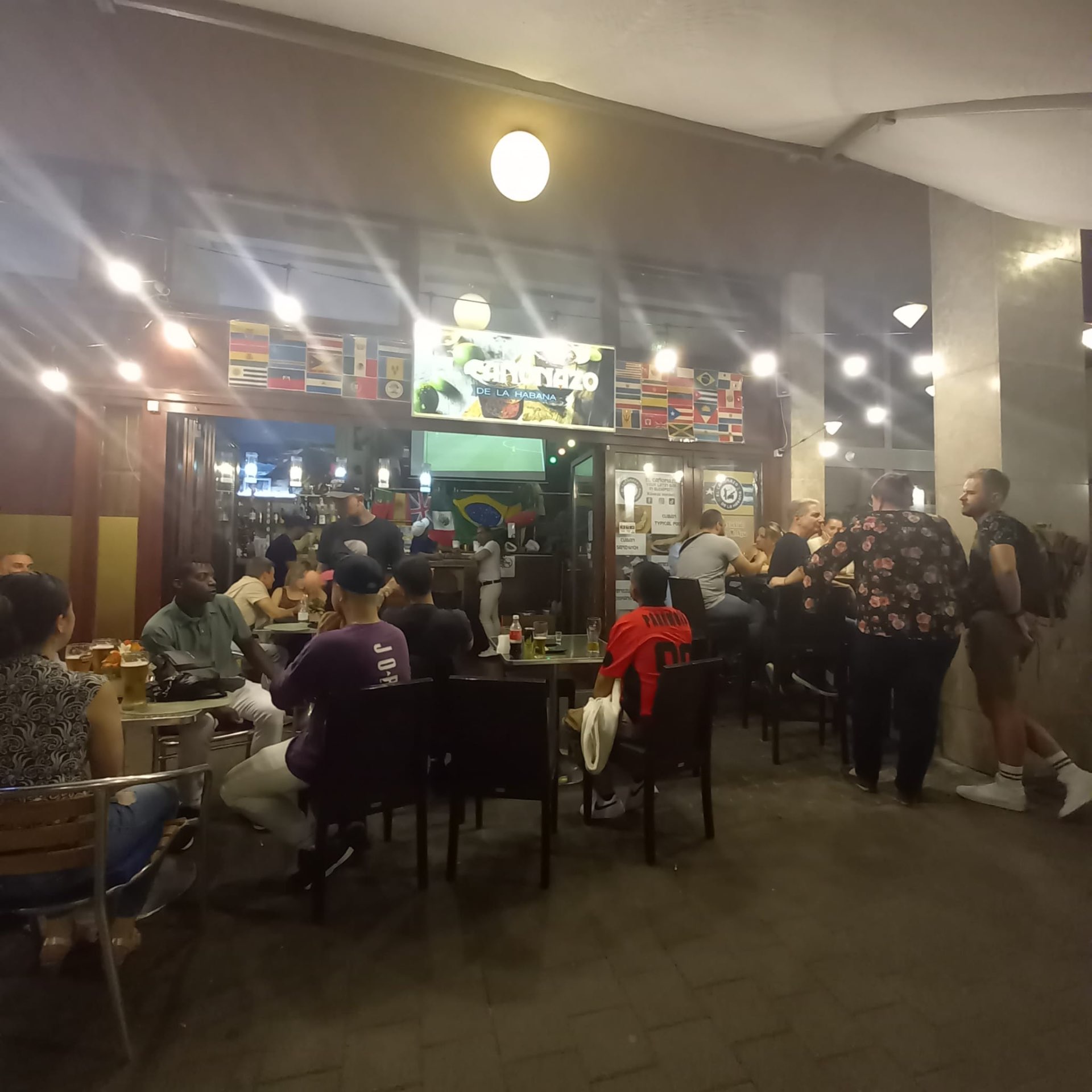 Terraza llena de gente en la noche
