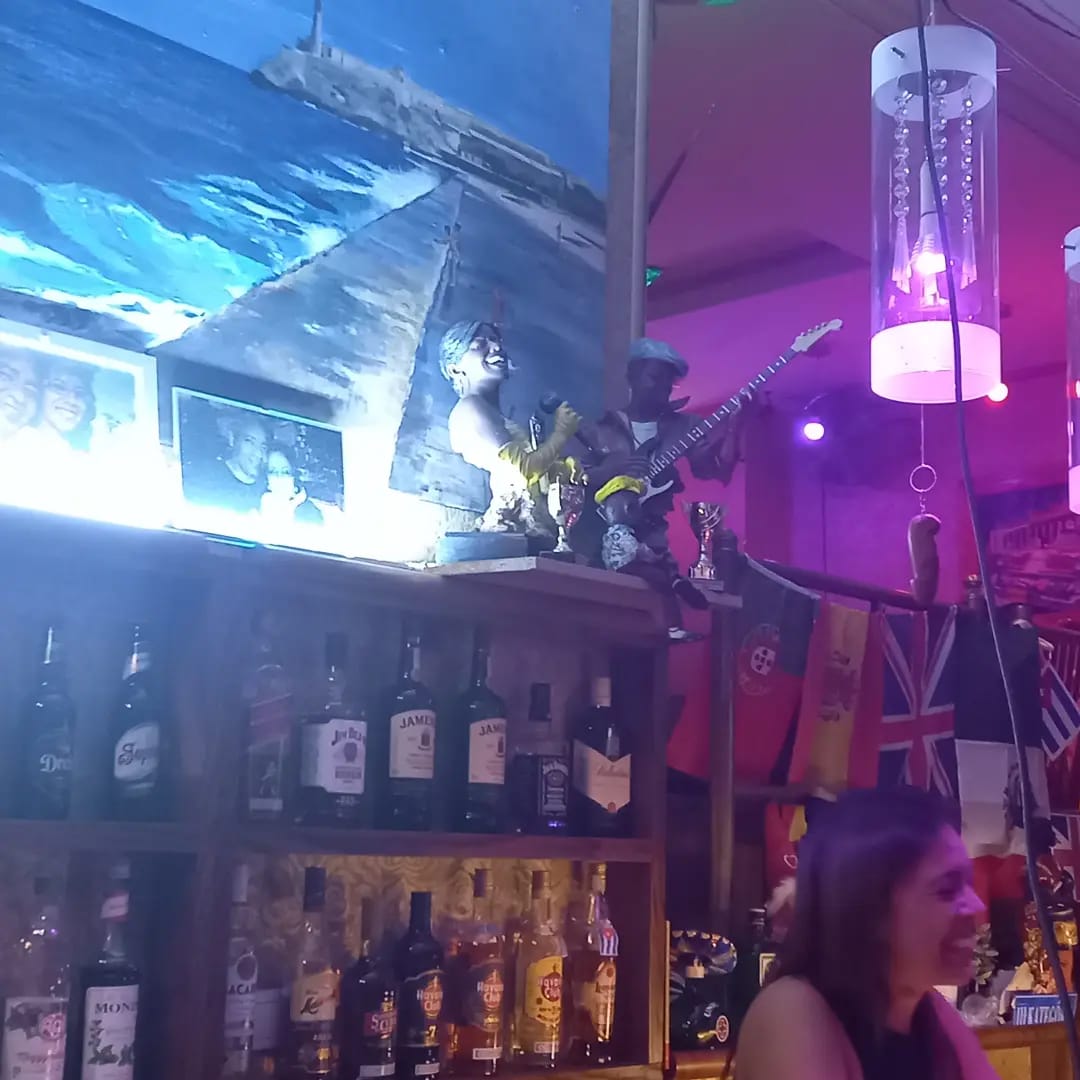 Detalle de la barra con botellas y decoración cubana