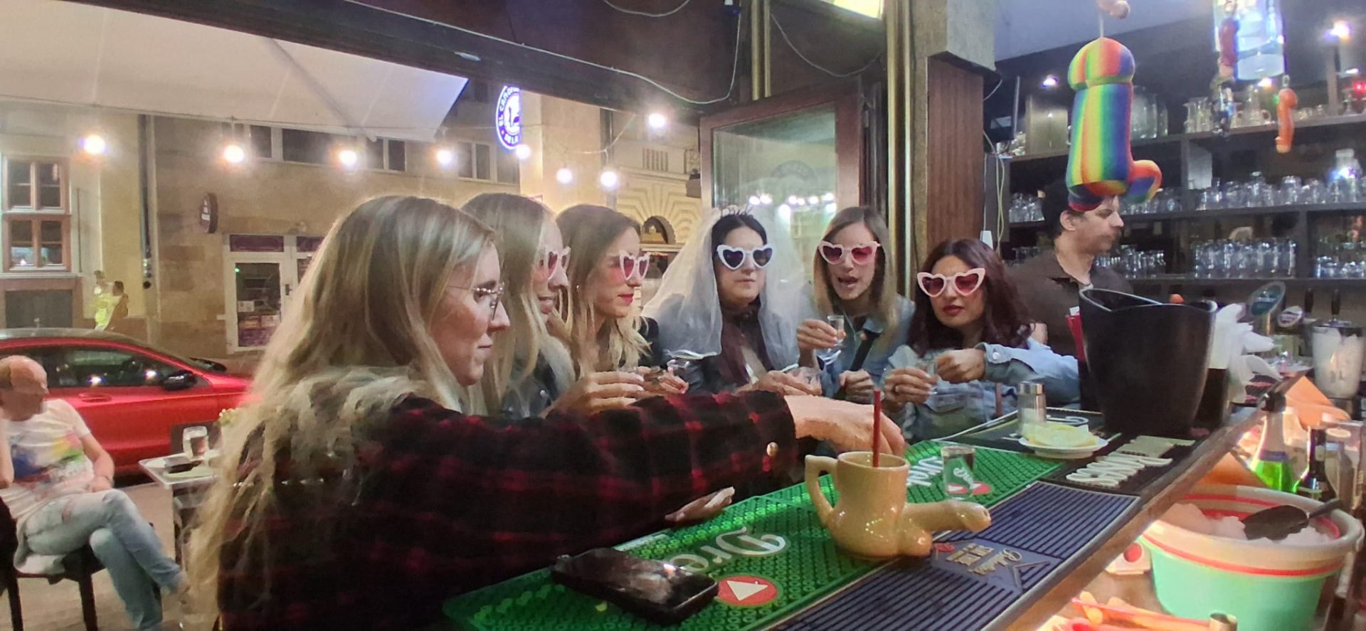 Grupo celebrando con shots en la barra